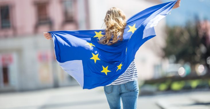 drapeau de l'Europe porté par une femme
