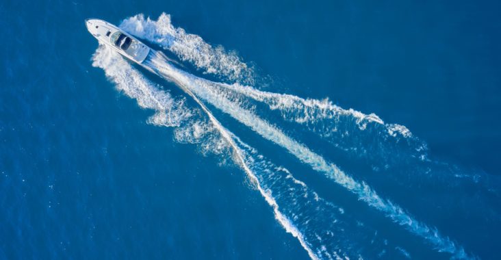 bateau de croisière en pleine mer