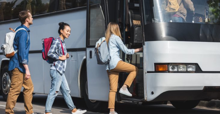 groupe de personnes montant dans un bus de voyage