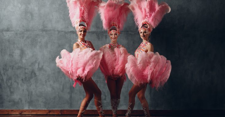 3 danseuses de cabaret en tenue à plumes roses