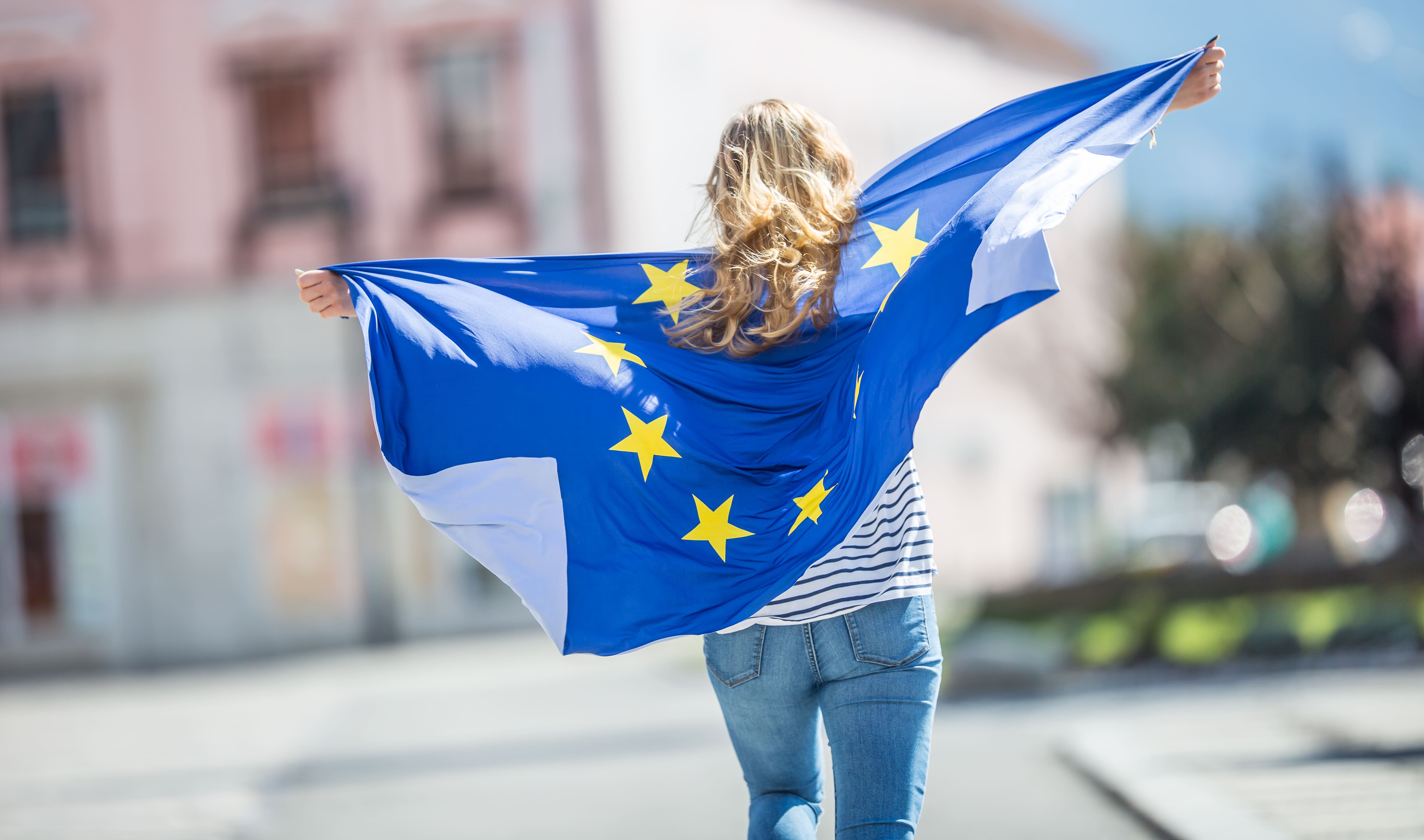 drapeau de l'Europe porté par une femme