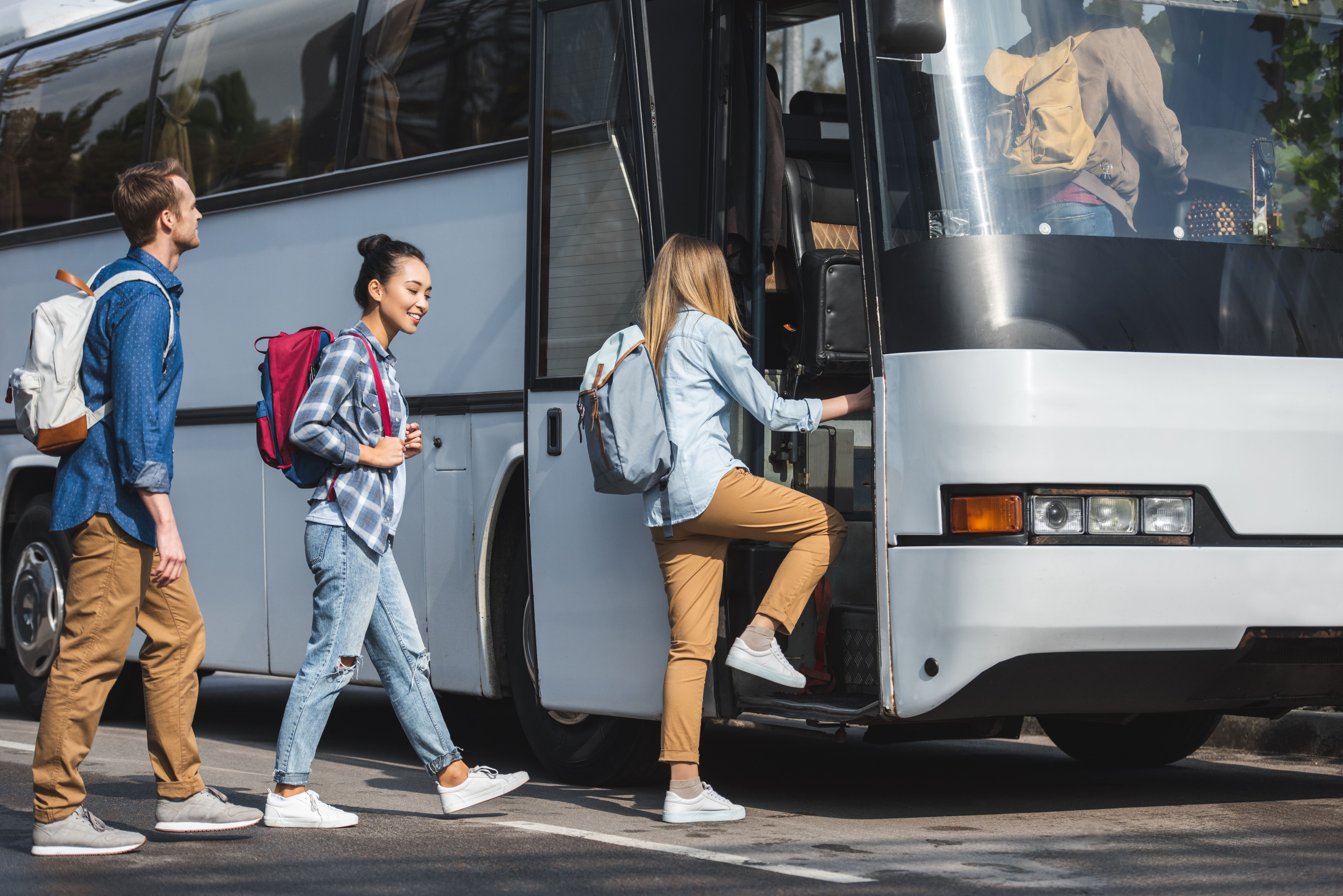 groupe de personnes montant dans un bus de voyage